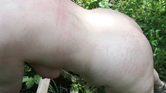 Bouncy Tits Action: Naplácám mi na záda venku