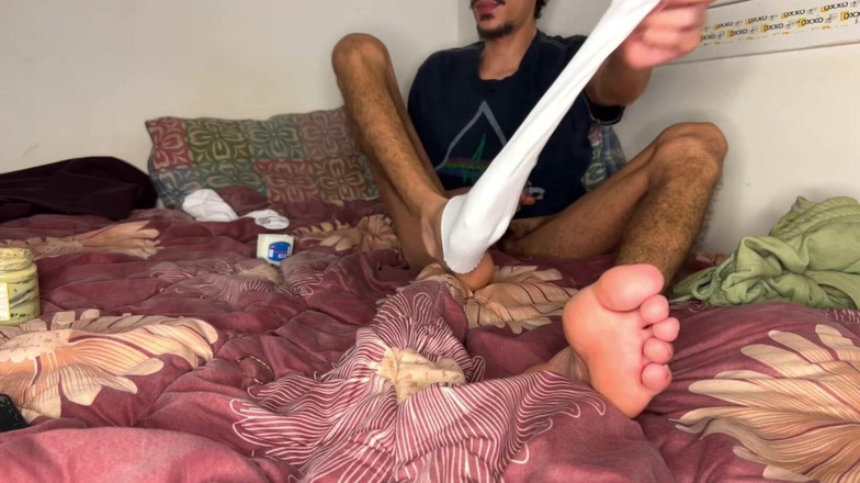 ARAB HUNG TWINK: Chodź czcić moje twink stóp i kutasa i obejrzeć mnie...