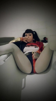 Harley Quinn Pees in Bath