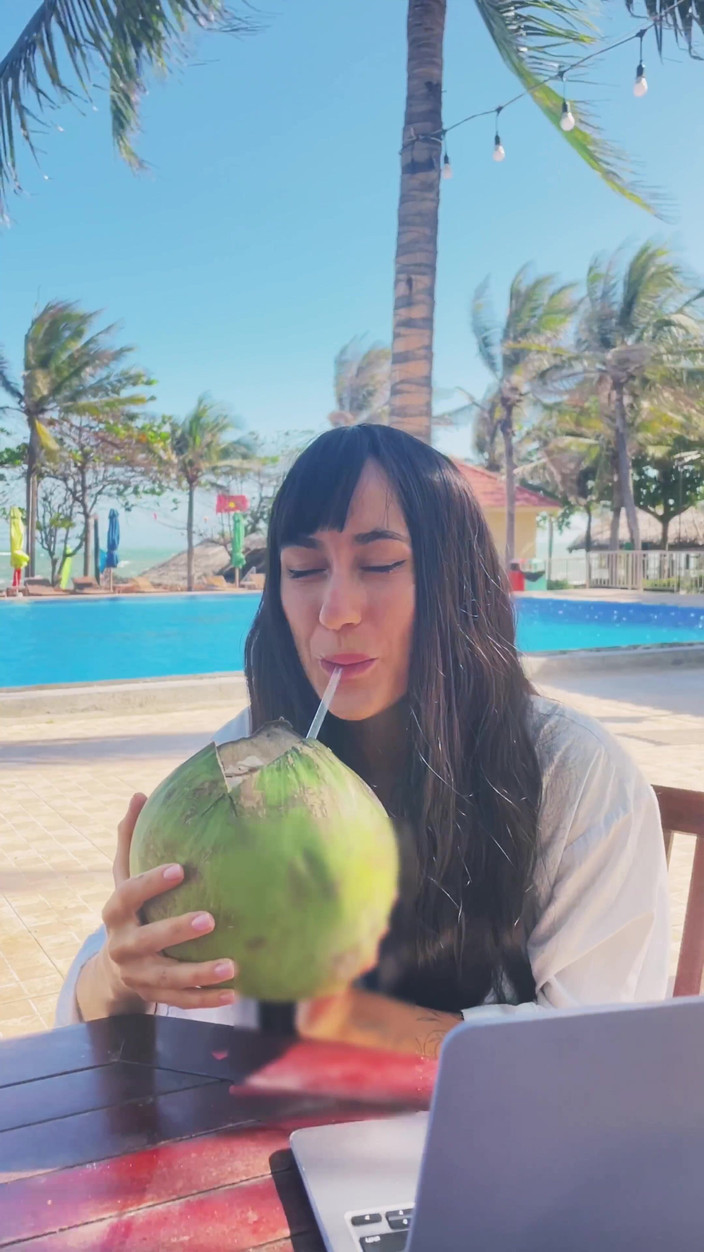 SexTravelers: Aku- model dan kelapa gadis cantik seksi. Si cantik di...