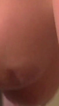 MiLF bionda cavalca selvaggia fino all'orgasmo