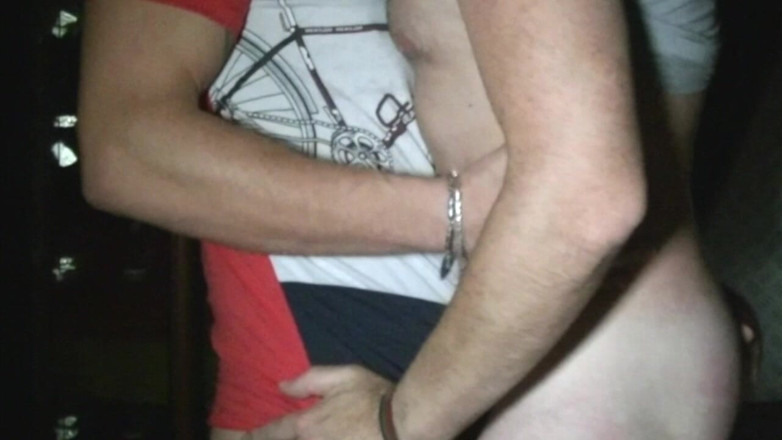 Latino Fucker: Gangbang entre el tipo musculoso