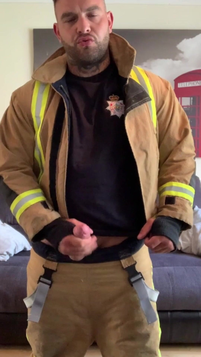 Andyleexxx: Fireman Andy Cums