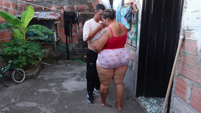 Lexly_16: Ateşli üvey anne kocasının yüzüne boşalmadığında evde sikişiyor