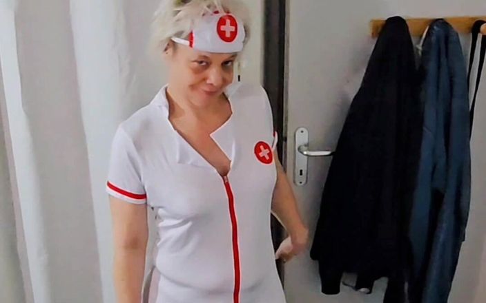 Sofy13: Infirmière salope
