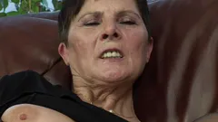 ¡La abuela de 65 años ama su consolador!