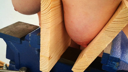 Bouncy Tits Action: บีบนมด้วยเครื่องกด