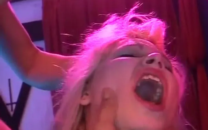 Deutsche XXX Filme: Quente loira alemã gata come porra depois de duro bdsm...