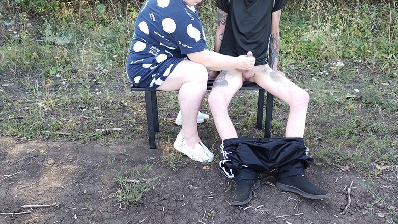 Zona901: Una novia en un parque me masturba la polla hasta...