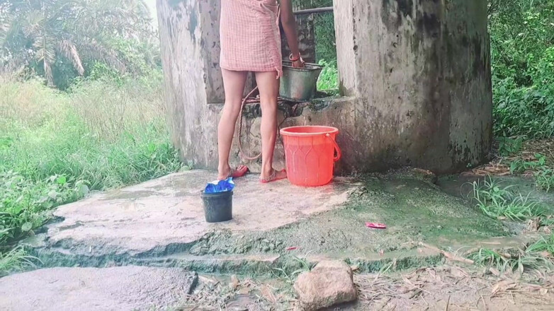 Trilokinath: Desi Bhabhi freshng na świeżym powietrzu rano