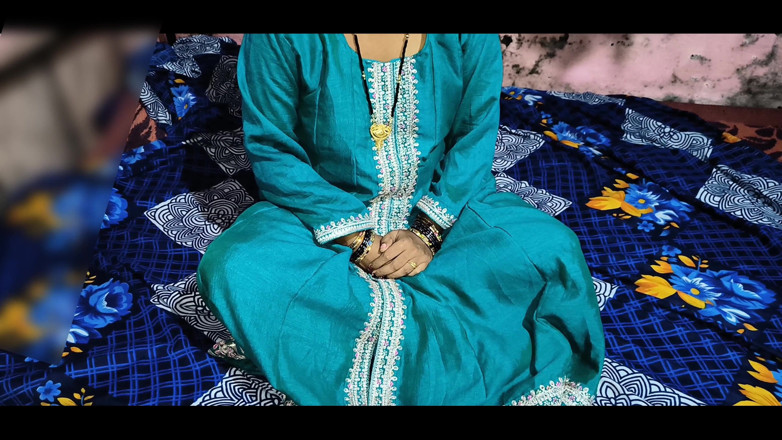 Desi step mom: La matrigna l'ha scopata duramente a casa sul letto in...