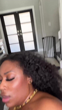 Chrarlotte Lavish, bombasse noire, se fait baiser par une grosse bite noire