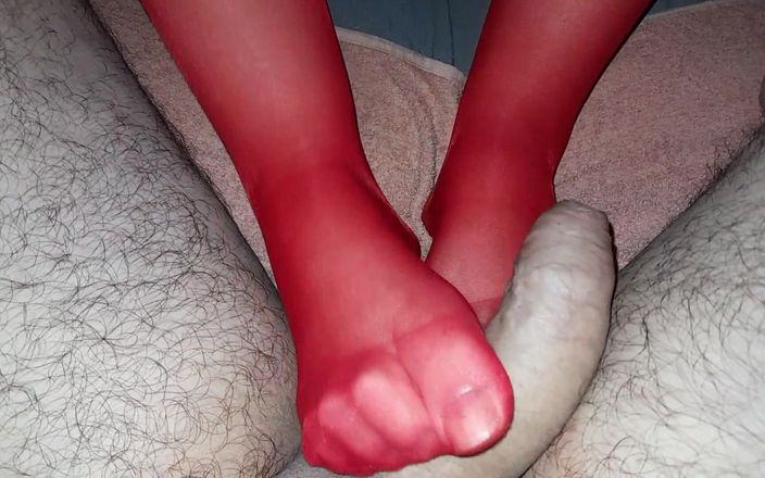 Mamo sexy: Calace rosso che fa un lavoretto con i piedi