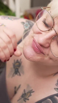 Pennie Layne miluje sání velkého černého péra s jejím rozlitým jazykem !!