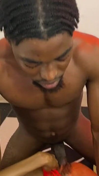 내 새 하녀가 나를 체크 아웃하는 것을 발견했기 때문에 그녀의 쪼이는 젖은 보지를 따먹었어