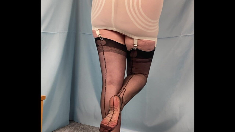 Aunty Sandra vintage girdle queen: Vgq7 Tante Sandra in Een Jurk Die Ze Niet Kan...