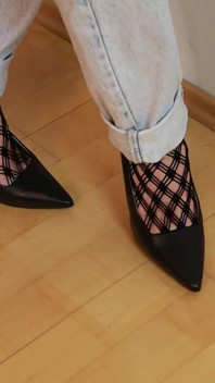 Eleganckie mamuśki w szpilkach i kabaretkach - gra w buty i dokuczanie