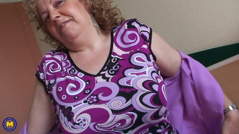 Mature NL: Questa grande matrigna ama giocare con se stessa