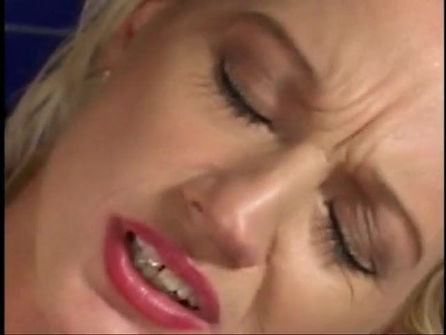 Meet and Fuck: Une blonde sexy dans une chatte de gymn se fait...