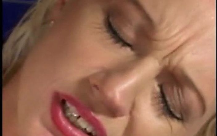 Meet and Fuck: Une blonde sexy dans une chatte de gymn se fait...