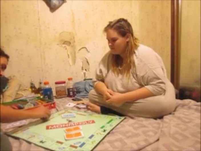Fat Goddes: Une femme perd au monopoly et vend sa chatte contre...