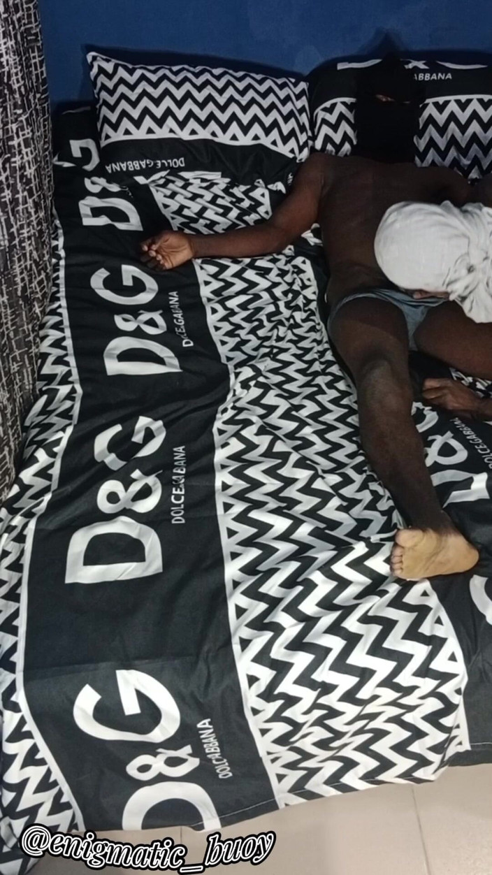 Enigmatic Buoy: 義理の弟が親友とイチャイチャしているのをどうやって見つけたのか