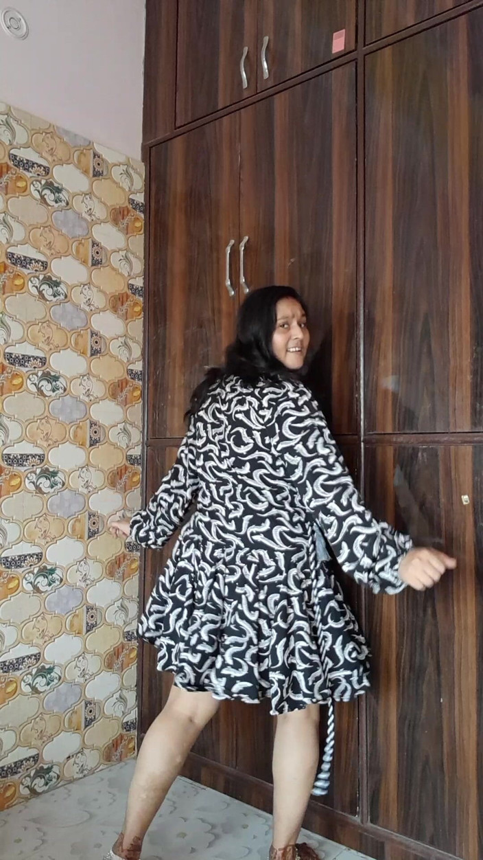 Puja555: Puja Bhabhi跳舞