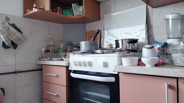 Amateur_MS: Esposa nua sexy preparando comida na cozinha Morena peluda, bunda...