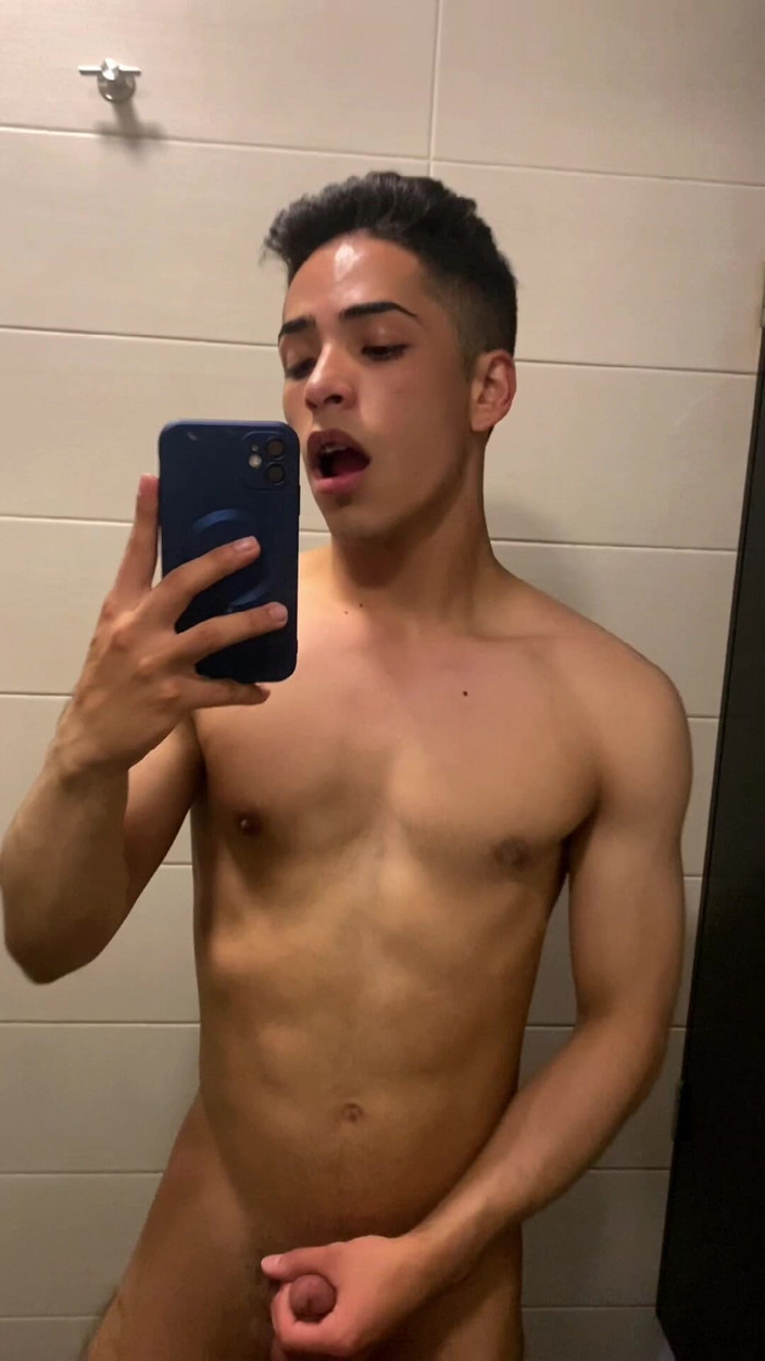aodaboy: Pria Seksi Di Gym Mandi