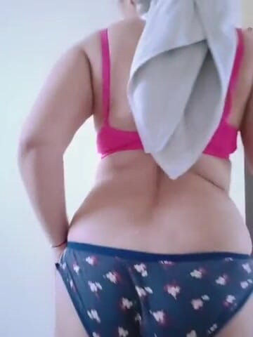 Ayushi: Ayushi v sexy růžové podprsence