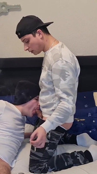 หนุ่มเกย์ร้อนแรงสูบบุหรี่ ชักว่าว ดูดควย และแตก