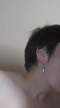 Una fantástica escena de sexo alemana con una rubia y una morena dentro de sus coños con solo una polla