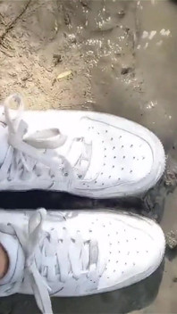 Jon Arteen gioca nel fango con le sue nuove scarpe da ginnastica Nike Air Force One Af1 senza calzamaglia. Ragazzo feticismo del piede video porno gay