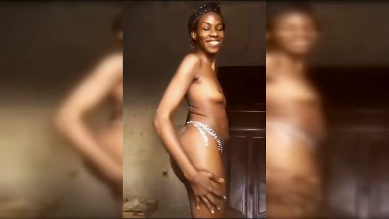 African Beauties: MILF Con Consolador Anal Y Orgasmo Con Chorros