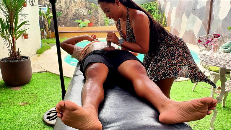 Leyne Rodriguez: Enganada por madrasta tesuda, massagem com final feliz