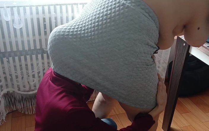 Lesbian-candys: 我发现我的同事舔我老板的屁股