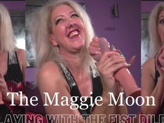Maggie Moon: Jugando con el consolador de la mano, ¿puedo entrarlo todo?