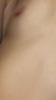 그녀의 입에 따먹히는 문신을 한 일본 창녀와 발정난 남자에게 따먹히는 부시