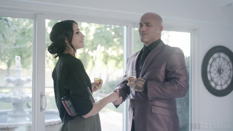 Pure Taboo: Pure Taboo Avi Love跟着有钱人进入他的捆绑SM性巢穴