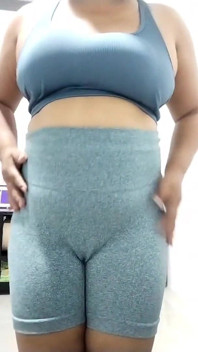 Sexy milf filippina, zumba balla e stuzzica le sue grandi tette
