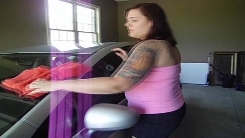 Sexy Amateurz: Tattoeed BBW limpa seu carro