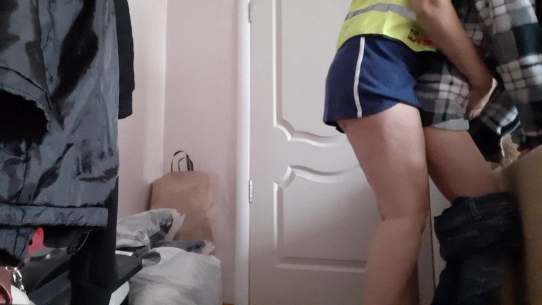 Lesbian-candys: 我在她的老公为我们做早餐的时候勾引了我的老直继妹并操了她