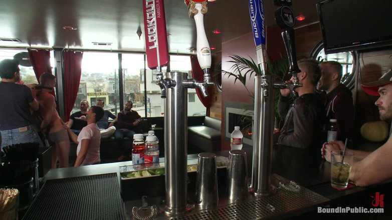 Bound in public: 발정난 점심 군중 앞에서 소년을 사용하고 섹스하는 근육 창남.