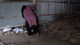 Je vois ma demi-sœur nettoyer la maison, je l’ai embrassée par derrière et j’ai commencé à l’enculer