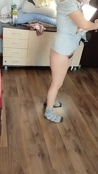 Bruna Sexy Che Fa Le Faccende Nude in Giro per La Casa.