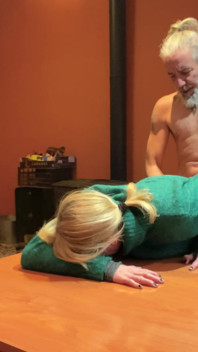 Amor en la mesa de la cocina - wildspaincouple