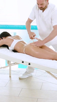 Lady Gang의 음란한 마사지 서프라이즈: 안마사의 소름 끼치는 손가락이 그녀를 발정난 섹스 토이로 바꿔