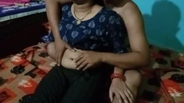 रोमांस करते नवविवाहित जोड़े।