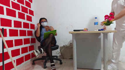 NEGRITA SEXY: Il capo sottomette l'impiegato e finisce per scoparlo in ufficio