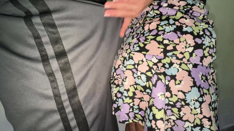 CoupleOfHotSins: Ella Agarra El Pene De Un Extraño Con Una Gran...